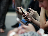 Uma pesquisa recente revela que os adolescentes têm pensamentos mais complexos sobre o uso de smartphones do que o senhor imagina. (Fonte da imagem: Robin Worrall no Unsplash - editado)