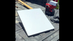 A antena Starlink Mini está funcionando com uma bateria externa (Fonte da imagem: Travis Senter/X)