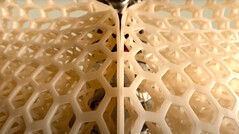 O robô humanoide 1X NEO é coberto por uma almofada de polímero 3D macia e protetora. (Fonte da imagem: 1x)