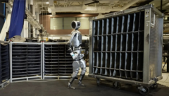 Atlas se movimenta de forma semelhante à humana (Fonte da imagem: Boston Dynamics/YouTube)