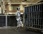 Atlas se movimenta de forma semelhante à humana (Fonte da imagem: Boston Dynamics/YouTube)