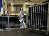 Atlas se movimenta de forma semelhante à humana (Fonte da imagem: Boston Dynamics/YouTube)
