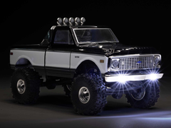 Uma imagem do crawler Axial SCX24 em um fundo escuro.