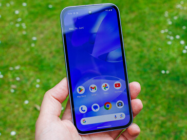 O Google Pixel 9a em ambiente externo