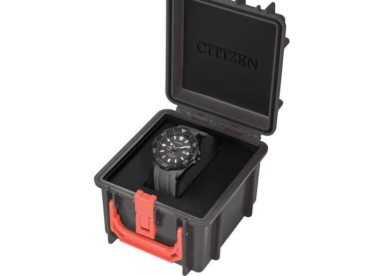 Uma caixa de pesca Promaster cinza personalizada, com fechos em laranja brilhante, contendo o modelo Promaster BN0207-06H em seu interior.