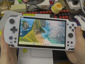 O GPD Win 5 em seu novo acabamento branco. (Fonte da imagem: GPD)