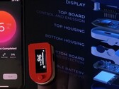 O monitor de glicemia não invasivo GlucoClip terá uma bateria recarregável incluída com ele. (Fonte de imagem: American University in Cairo - editado)
