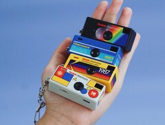A Kodak Charmera, fotografada aqui em quatro das sete cores, é realmente uma câmera de chaveiro (Fonte da imagem: Kodak)