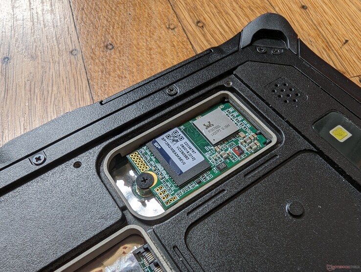 O SSD M.2 2242 é removível, ao contrário da maioria dos outros tablets