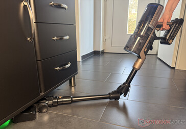 O tubo dobrável facilita a limpeza embaixo dos móveis