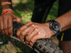 O Rogbid Apex TS (na foto) também tem uma lanterna LED integrada para uso externo. (Fonte da imagem: Rogbid)