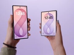 A Samsung lançou o Galaxy Z Fold8 Ultra (à esquerda) e o Galaxy Z Fold8 (à direita) no final de julho de 2026.