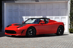 O Tesla Roadster original deve ser substituído em breve, embora o Roadster 2.0 tenha sofrido grandes atrasos. (Fonte da imagem: Tesla)