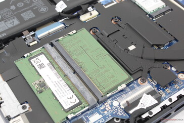Slots SODIMM 2x acessíveis. Podemos notar um leve ruído eletrônico em nossa unidade de teste
