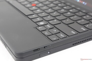 O leitor de impressões digitais está localizado no teclado e não no próprio tablet
