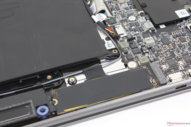 Desta vez, há apenas um único slot M.2 2280 PCIe4 x4
