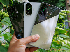 Cabeçalho da página A Xiaomi dá dicas sobre o smartphone Poco F7 em fotos e vídeo de unboxing sancionados antecipadamente Resumo A Xiaomi revelou agora o Poco F7 em três opções de cores de lançamento. Embora a empresa esteja mantendo silêncio sobre as especificações por enquanto, o Poco F7 Limited Edition deu uma amostra do que está por vir com a terceira e provável edição mais barata da série Poco F7. Palavras-chave Xiaomi, Xiaomi Poco F7, Poco F7, Android, smartphone, Qualcomm, Qualcomm Snapdragon Image header Já temos o Poco F7 em mãos com suas três opções de cores de lançamento. (Fonte da imagem: Notebookcheck) #text A Xiaomi levantou a tampa do Poco F7 antes de sua estreia completa em 24 de junho. Como já cobrimos separadamente, a empresa se comprometeu a oferecer o dispositivo não apenas na Índia, mas também globalmente. Aliás, evidências do primeiro apareceram agora no Geekbench. Antes da próxima semana, a Xiaomi nos permitiu publicar fotos do Poco F7 em suas três cores de lançamento. A partir delas, podemos confirmar que o dispositivo apresenta uma estrutura metálica com botões correspondentes e uma caixa de câmera atraente. Embora a aparência possa sugerir o contrário, os flashes verdes em cada lente são puramente decorativos e não são LEDs ativos. Enquanto isso, parece que até mesmo a versão Limited Edition está pronta para um lançamento global. Com um acabamento quase translúcido, o modelo Limited Edition também revela que o Poco F7 virá com um chipset Qualcomm Snapdragon e uma câmera principal de 50 MP auxiliada por OIS, como o Poco F7 Pro antes dele (atualmente, US$ 599,99 na Amazon). Infelizmente, não podemos compartilhar outras especificações neste momento. Veja o vídeo do TechTablets abaixo para obter mais detalhes antes do evento de lançamento na próxima terça-feira. Fonte(s): Notebookcheck & TechTablets https://www.youtube.com/watch?v=t-YuUf7rufs Link da Amazon https://www.amazon.com/Xiaomi-Tmobile-Global-Unlocked-24117RK2CG/dp/B0F2N4MPTC Artigos vinculados Notas Estrutura metálica, botões metálicos como esperado, a edição limitada tem um acabamento quase translúcido