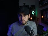 Criador de conteúdo em um estúdio caseiro com microfone e câmera, ilustrando o Programa de Parceria do YouTube