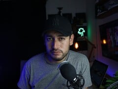 Criador de conteúdo em um estúdio caseiro com microfone e câmera, ilustrando o Programa de Parceria do YouTube
