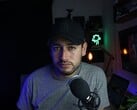 Criador de conteúdo em um estúdio caseiro com microfone e câmera, ilustrando o Programa de Parceria do YouTube