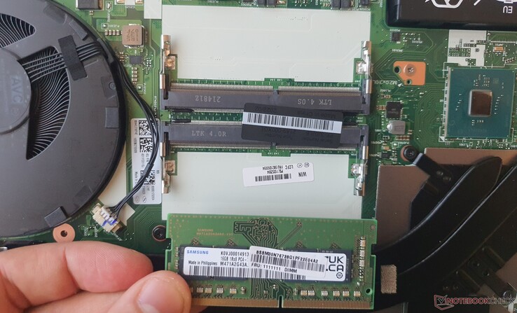 1x 16 GB DDR4-3200 RAM (canal único)