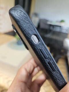 Uma capa da Bellroy aparentemente feita para o iPhone 15 Pro Max não foi projetada para o novo botão Action. (Fonte: Notebookcheck)