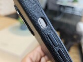 Uma capa da Bellroy aparentemente feita para o iPhone 15 Pro Max não foi projetada para o novo botão Action. (Fonte: Notebookcheck)