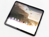 O Pixel Fold em questão mostra um brilho branco crescente se espalhando pelo painel a partir da parte inferior. (Fonte: Ars Technica)