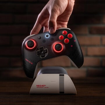O 8BitDo Ultimate 2 Bluetooth - NES 40th Limited Edition tem uma pintura personalizada com datas notáveis impressas nele. (Fonte da imagem: 8BitDo)