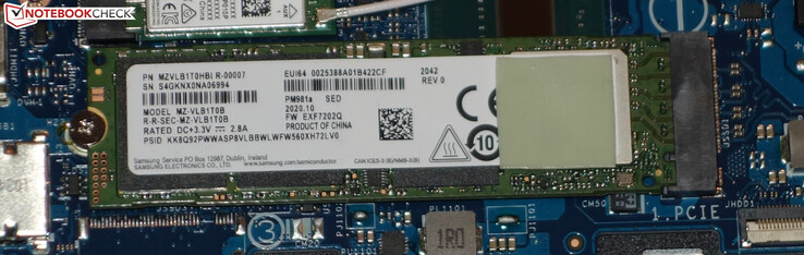 Um SSD NVMe serve como a unidade do sistema.