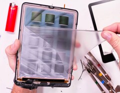 A tela do Kindle Colorsoft tem uma superfície de plástico bastante macia (Fonte da imagem: JerryRigEverything)