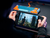 O atual Legion Go, na foto, não apresenta o hardware descrito abaixo. (Fonte da imagem: Notebookcheck)