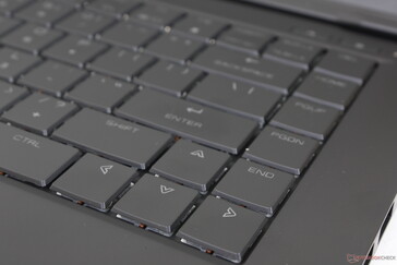 Teclas de seta em tamanho real às custas de um teclado numérico e de uma tecla Shift mais longa