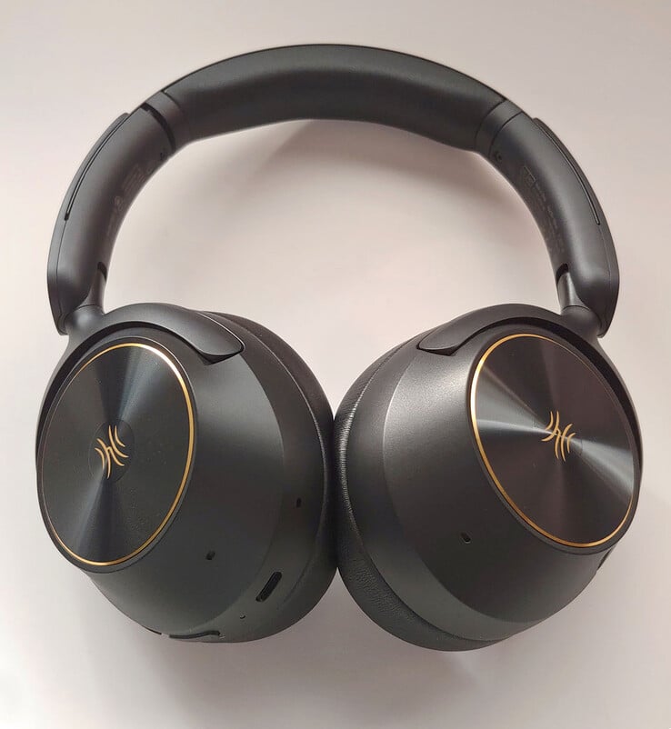 Um microfone com cancelamento de ruído está localizado em cada fone de ouvido, e um microfone de chamada está localizado próximo à porta USB-C. (Fonte da imagem: Notebookcheck)