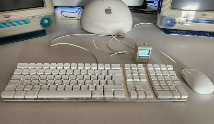 O Pico Mac Nano com teclado e mouse Apple.