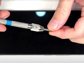 Um teste de arranhões do Samsung Galaxy S24 Ultra com um kit de dureza Mohs indica progresso na resistência a arranhões do Gorilla Glass Armor. (Imagem: PBKReviews)