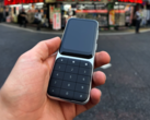 O Sidephone (foto) tem um teclado exclusivo que pode ser trocado e usa ímãs e clipes. (Fonte da imagem: Reddit)