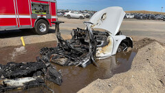 Este Tesla teve que ser mergulhado para se extinguir (imagem: SAC Metro Fire)