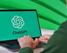 Pessoa digitando em um laptop com o logotipo do ChatGPT na tela