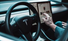 Tesla lançou a atualização 2021.44.25, incluindo melhorias no sistema de informação e entretenimento. (Fonte da imagem: David von Diemar on Unsplash)