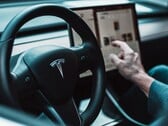 Tesla lançou a atualização 2021.44.25, incluindo melhorias no sistema de informação e entretenimento. (Fonte da imagem: David von Diemar on Unsplash)