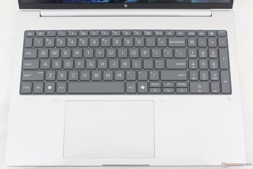 A fonte agora está centralizada e é muito maior em comparação com o EliteBook 865 G10 do ano passado