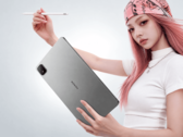 Honor MagicPad 4 exibido com sua caneta em uma imagem promocional