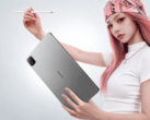 Honor MagicPad 4 exibido com sua caneta em uma imagem promocional