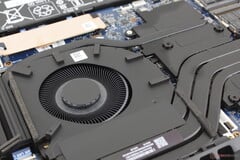 As grandes ventoinhas de ~65 mm e os longos tubos de calor contribuem para o ruído e as temperaturas relativamente baixos do Omen 17 (Fonte da imagem: Notebookcheck)