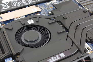 A solução de resfriamento consiste em duas ventoinhas de ~65 mm e quatro tubos de calor de cobre