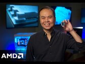 Jack Huynh, vice-presidente sênior e gerente geral da AMD, segurando uma CPU Ryzen para jogos.