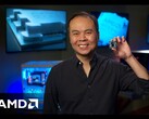 Jack Huynh, vice-presidente sênior e gerente geral da AMD, segurando uma CPU Ryzen para jogos.