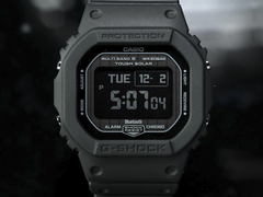 Um close do mostrador do Casio G-Shock GW-BX5600-1A1, fotografado em um fundo escuro.