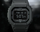 Um close do mostrador do Casio G-Shock GW-BX5600-1A1, fotografado em um fundo escuro.